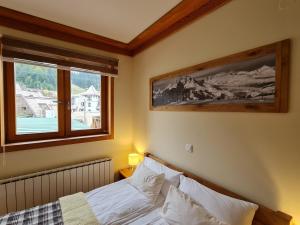 a bedroom with a bed and a window at Apartman 120 Vucko in Jahorina