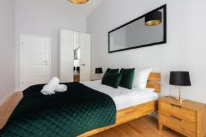 sypialnia z zielonym i białym łóżkiem i lustrem w obiekcie Millennium Express Green w Warszawie