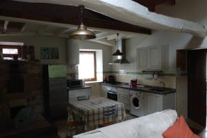 Kuchyň nebo kuchyňský kout v ubytování Casa rural en Asturias a orillas del río Narcea puerta de Somiedo