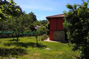 Zahrada ubytování Casa rural en Asturias a orillas del río Narcea puerta de Somiedo