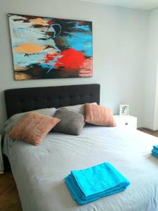 um quarto com uma cama com duas toalhas em Estudio Rufina I Mendoza downtown em Mendoza