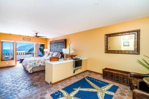 Giường trong phòng chung tại Oceanfront Villa W One Of A Kind Amazing View