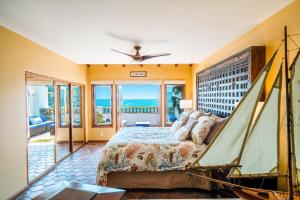 Giường trong phòng chung tại Oceanfront Villa W One Of A Kind Amazing View