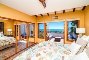 Giường trong phòng chung tại Oceanfront Villa W One Of A Kind Amazing View +37 ảnh