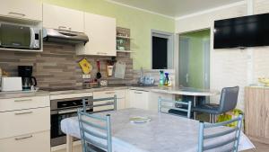 une cuisine avec une table et des chaises dans l'établissement Appartement à 50 mètres de la mer - Les embruns, à Berck-sur-Mer