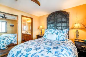 Giường trong phòng chung tại Oceanfront Villa W One Of A Kind Amazing View