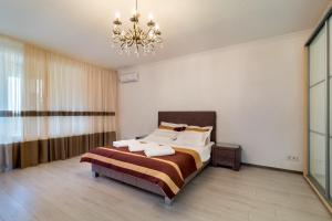 מיטה או מיטות בחדר ב-Lux 3-bedroom apartment in Most City area