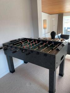 duży stół do gry w piłkarzyki w pokoju w obiekcie Bakkebo w mieście Hvide Sande