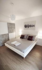 a bedroom with a large white bed in a room at Greta a mare in Montesilvano