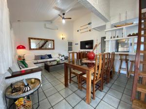 a kitchen and living room with a table and chairs at Bzs House em Geribá in Búzios