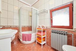 uma casa de banho com uma banheira, um lavatório e um chuveiro em Haus Ana em Porec