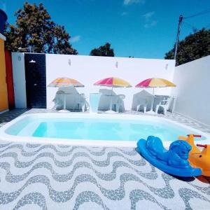 una piscina con fideos en medio de una piscina en Recanto Redentor, en Cabo Frío