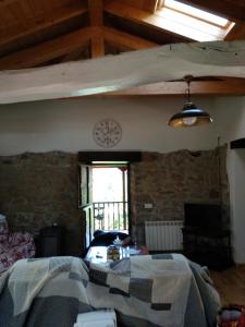 Postel nebo postele na pokoji v ubytování Casa rural en Asturias a orillas del río Narcea puerta de Somiedo