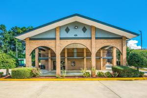 Un edificio de ladrillo con un arco delante. en Americas Best Value Inn Stockbridge, en Stockbridge