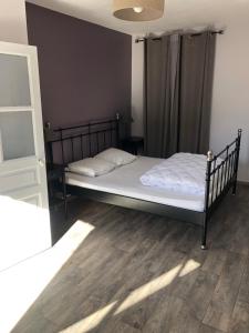 Postel nebo postele na pokoji v ubytování Gite Aubusson