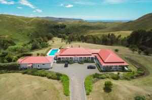 una vista aérea de una casa con techos rojos en Cape South Estate - International award-winning country estate with Pacific views, en Havelock North
