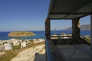 una vista sull'oceano dal balcone di un edificio di Villa Mousses with Private Pool a Mochlos