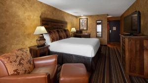 una camera d'albergo con letto e sedia di Best Western Plus Inn of Santa Fe a Santa Fe