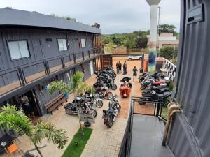 un grupo de motocicletas estacionadas fuera de un edificio en Hotel Bonito Motobox - HOTEL CONTAINER, en Bonito