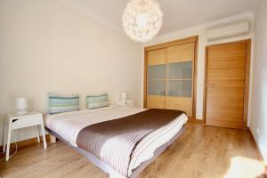 Posteľ alebo postele v izbe v ubytovaní Cozy Orange Telheiras Apartment