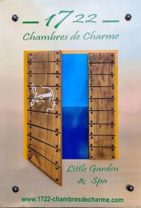 Una caja con un letrero que lee "Little Garden Spa" en 1722 Chambres de Charmes, en Ville-di-Paraso