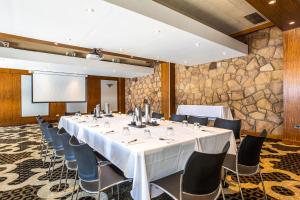 een vergaderzaal met een lange tafel en stoelen bij Nightcap at the Ranch Hotel in Sydney