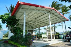 a pergola with a table and chairs under it at Sine Ya Hostel in Hengchun South Gate