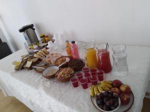 stół z różnymi produktami śniadaniowymi i napojami w obiekcie Hotel Nido del Flamenco w mieście Uyuni