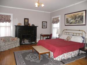 En eller flere senger på et rom på Lehmann House Bed & Breakfast