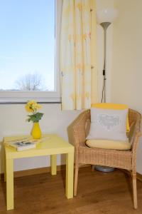 グレーミッツにあるRevenstorf Wohnung 2の椅子とテーブル、窓が備わる客室です。