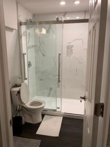 Kylpyhuone majoituspaikassa Ottawa airport guesthouse
