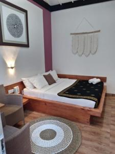 1 dormitorio con 1 cama, mesa y sillas en Punyan Poh Villas, en Denpasar