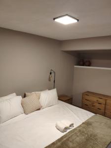 1 dormitorio con 1 cama blanca grande con almohadas blancas en Aconchego do Pilar, en Ouro Preto