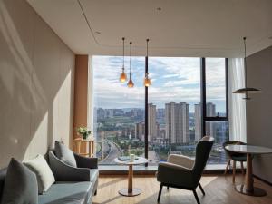 A seating area at Holiday Inn Luzhou Longjian, an IHG Hotel