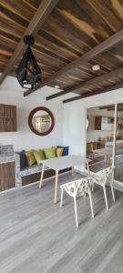 un salon avec une table et un canapé dans l'établissement Penthouse con Roof Garden, experiencia sin igual., à Manzanillo