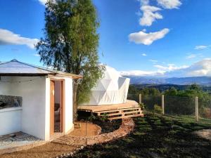 Φυσικό τοπίο κοντά σε οργανωμένο κάμπινγκ +24 φωτογραφίες