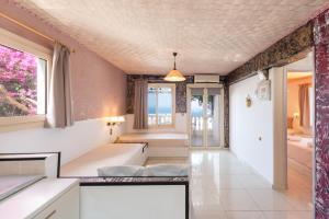 A seating area at Entire Villa full View 3 bedrooms 3 bathrooms 3 kitchens Még 37 kép