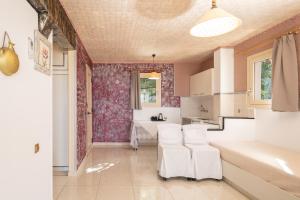 A bed or beds in a room at Entire Villa full View 3 bedrooms 3 bathrooms 3 kitchens