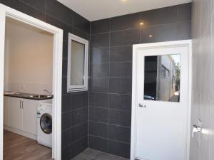 Um banheiro em Sunnyside - Surf Side, Linen and Wifi included