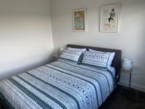 Cama ou camas em um quarto em Sunnyside - Surf Side, Linen and Wifi included