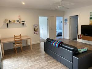 Uma área de estar em Sunnyside - Surf Side, Linen and Wifi included
