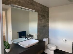 Um banheiro em Sunnyside - Surf Side, Linen and Wifi included