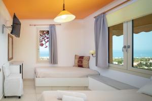 Posedenie v ubytovaní Room in Apartment - Spacious Room in Creta for 3 people, with Ac, Swimming Pool and Nature