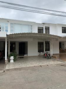 Casa blanca grande con patio grande en Hostal Lucy, en Valledupar