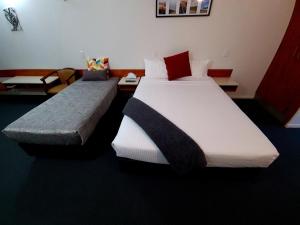Ayr Traveller's Motel客房内的一张或多张床位 更多37张照片
