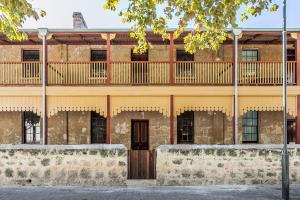 un antiguo edificio de ladrillo con balcón en Warders Cottage: Iconic Cottage in the Heart of Freo, en Fremantle