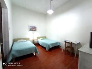 Habitación con 2 camas y TV. en La Posada Del Misti, en Arequipa