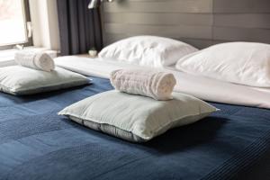 twee bedden met kussens bovenop bij Hotel The Happy Traveler in Groningen