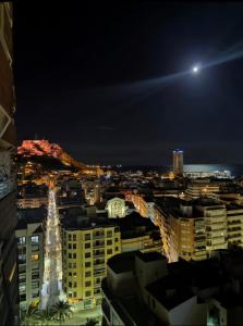 - Vistas a la ciudad por la noche en Apartamento, en Alicante