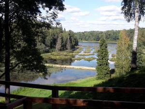 VaynëdeにあるRezidenceのポーチから湖の景色